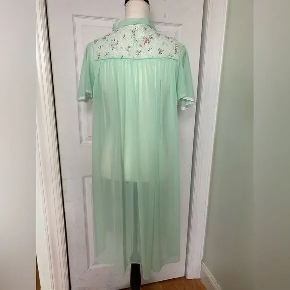 1960s Mint Vanilla Colored Floral Lace Night Gown / Robe - Picture 4 of 9